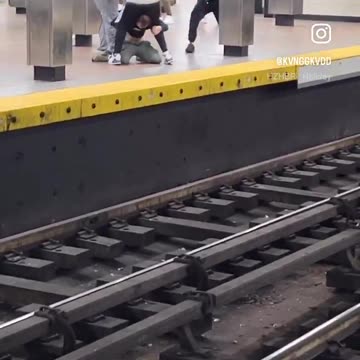 4 Blacks vs 1 white guy at train station in PHILLY.