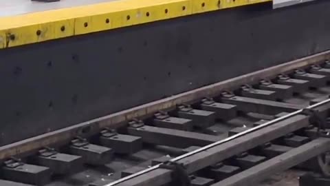 4 Blacks vs 1 white guy at train station in PHILLY.