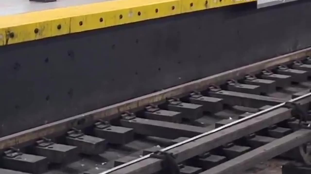 4 Blacks vs 1 white guy at train station in PHILLY.
