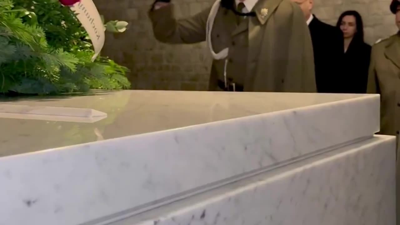 Prezydent AndrzejDuda złożył wieniec przed sarkofagiem śp. Marii i Lecha Kaczyńskich