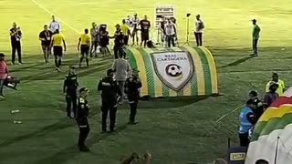 hinchas le lanzan objetos al cuerpo arbitral del partido entre Real Cartagena y Cúcuta