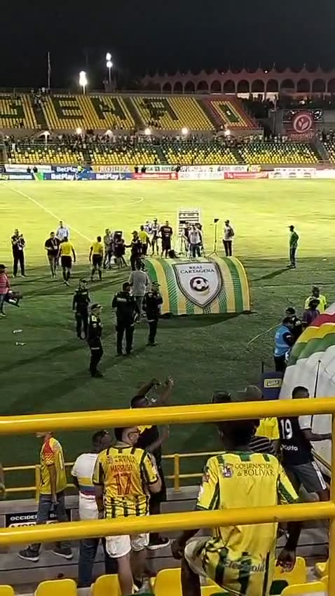 hinchas le lanzan objetos al cuerpo arbitral del partido entre Real Cartagena y Cúcuta
