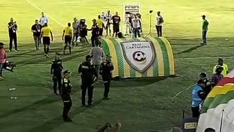 hinchas le lanzan objetos al cuerpo arbitral del partido entre Real Cartagena y Cúcuta