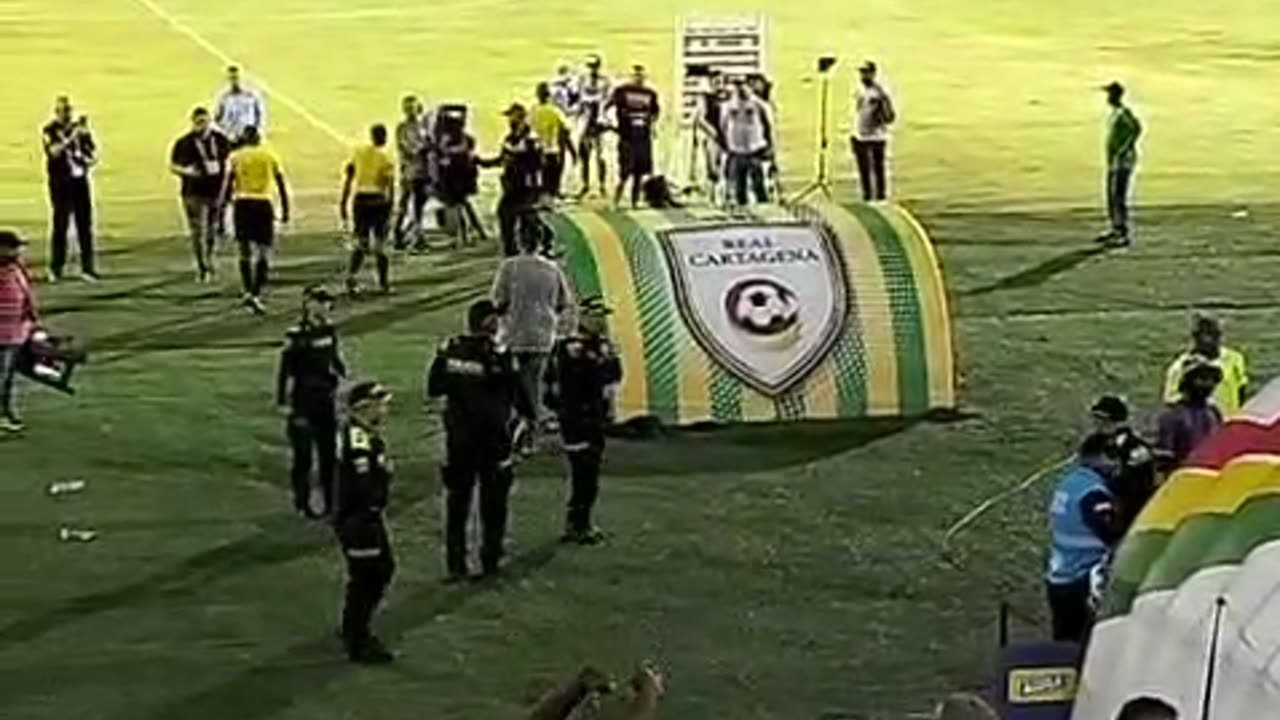 hinchas le lanzan objetos al cuerpo arbitral del partido entre Real Cartagena y Cúcuta