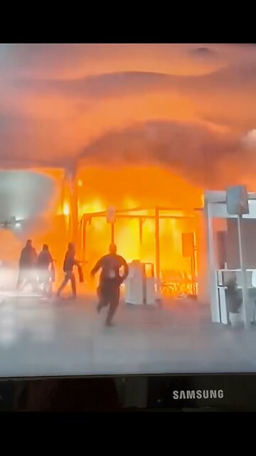 Massive fire forces panicked evacuation from the COP30 climate