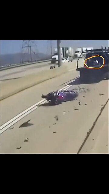 MOTORCYCLIST CRASHES🛣️🚛🏍️🚕📷INTO BACK OF A TRUCK ON FREEWAY🚙🛣️🚛🏍️🚑💫