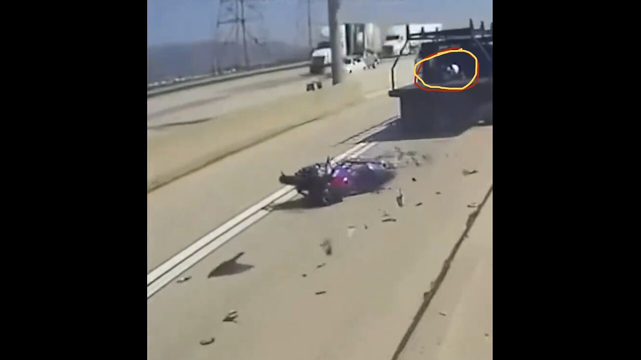 MOTORCYCLIST CRASHES🛣️🚛🏍️🚕📷INTO BACK OF A TRUCK ON FREEWAY🚙🛣️🚛🏍️🚑💫