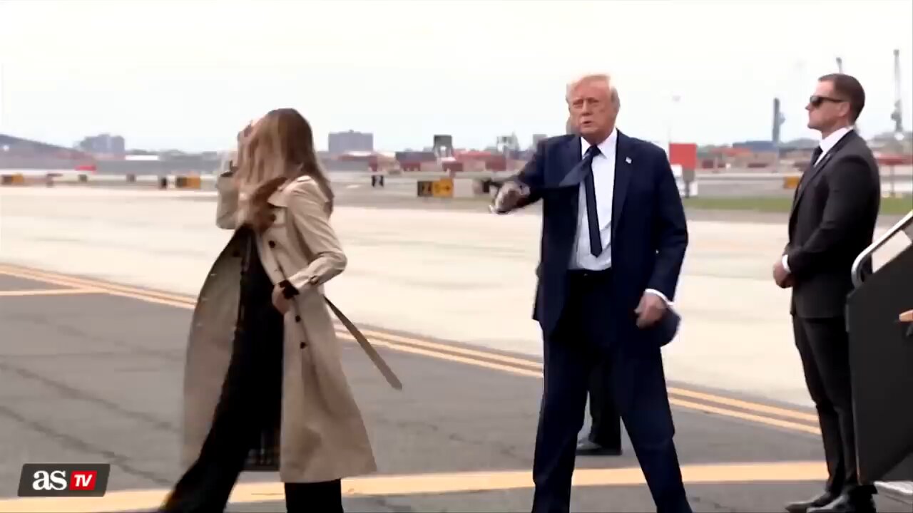 Trump and Melania's TOUCHING MOVEMENT : EMOTIONAL KISS after landing in the U.S from ROME