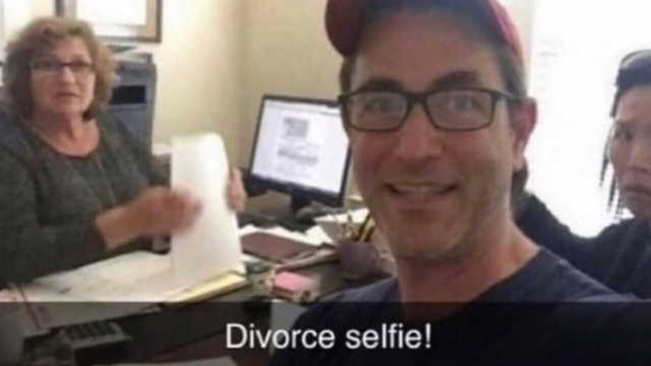Man Takes Hilarious Divorce Selfie in Lawyer's Office