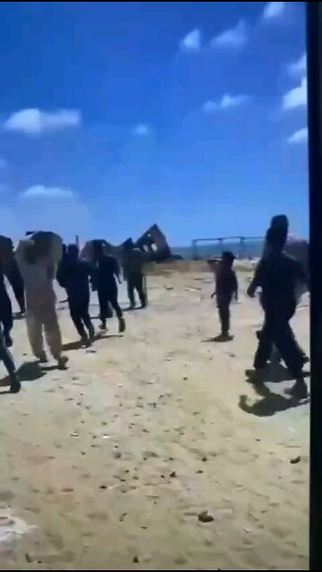 Gazans flocking to the center of the distribution center and thanking president Trump