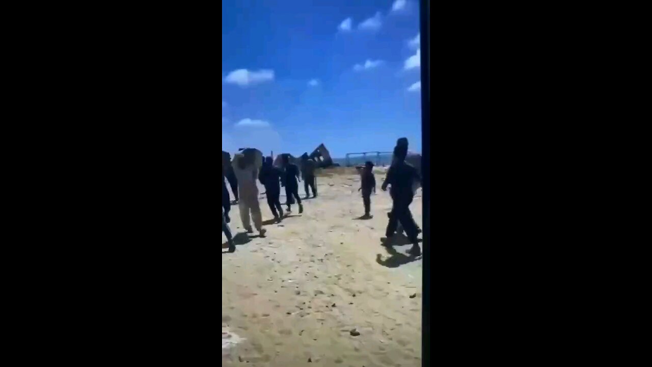 Gazans flocking to the center of the distribution center and thanking president Trump