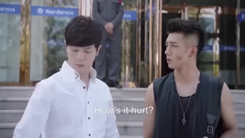 帶娃的單親媽媽竟是武功高手一人對抗10個肌肉男惡霸把他們全部打趴