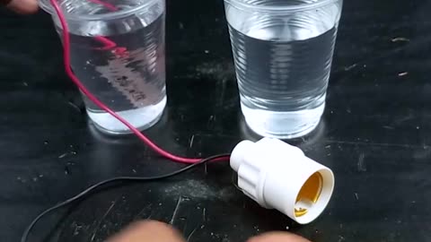 Shaving Blade Electrolysis Experiment – Light Bulb Glows with Just Water