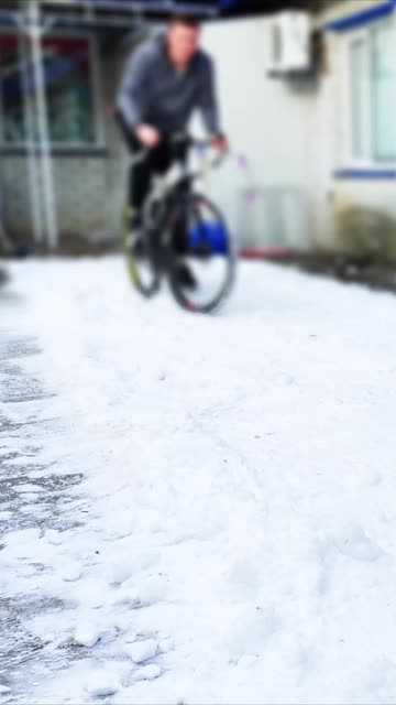 This bike tire rides pretty well in the snow.