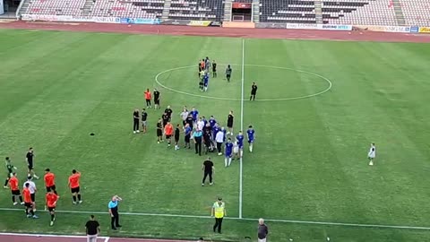 Plas grushti në miqësoren mes në AF Elbasani-Pogradeci! Tifozët pushtojnë në fushë