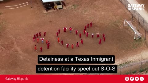 Venezolanos forman señal de 'SOS' en centro de detención en Texas.