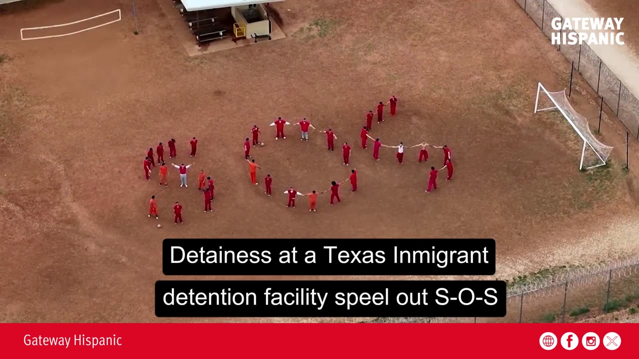 Venezolanos forman señal de 'SOS' en centro de detención en Texas.