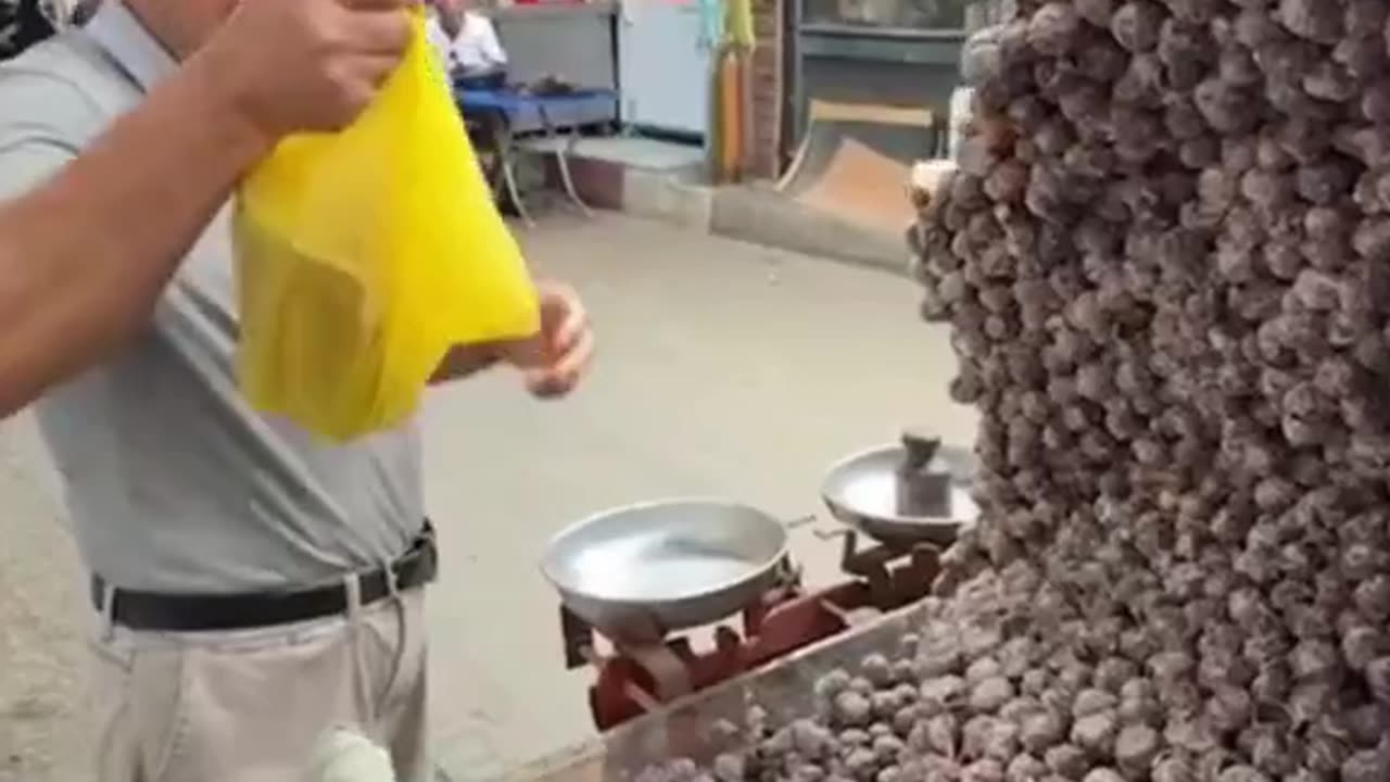 Salted hazelnuts: Turkey’s savory street food you’ll love! 🌰✨ #StreetFoodGoals
