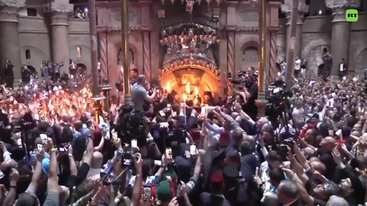 ⚡️ El Fuego Sagrado desciende de la Iglesia del Santo Sepulcro de Jerusalén en vísperas de la Pascua