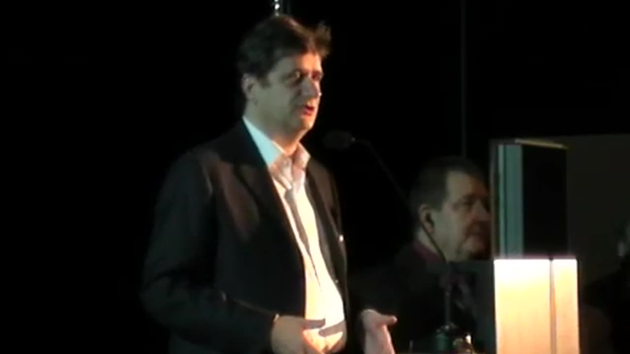 2011 r. Palikot - Lech Kaczyński żyje i mieszka w Pałacu.