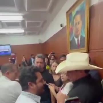Discusión en el Congreso entre un petrista y un uribista