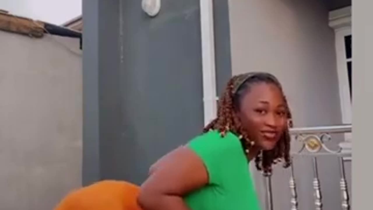 Lady twerking
