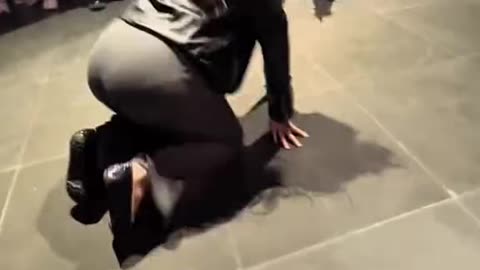 Joget nya gila bikin penonton geleng geleng kepala