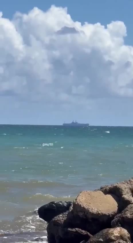 — 🇺🇸/🇻🇪/🇵🇷 WATCH: A view of the USS Iwo Jima (LHD-7) Wasp-class Amphibious Assault Ship, anchored off the coast of Puerto Rico near Venezuela