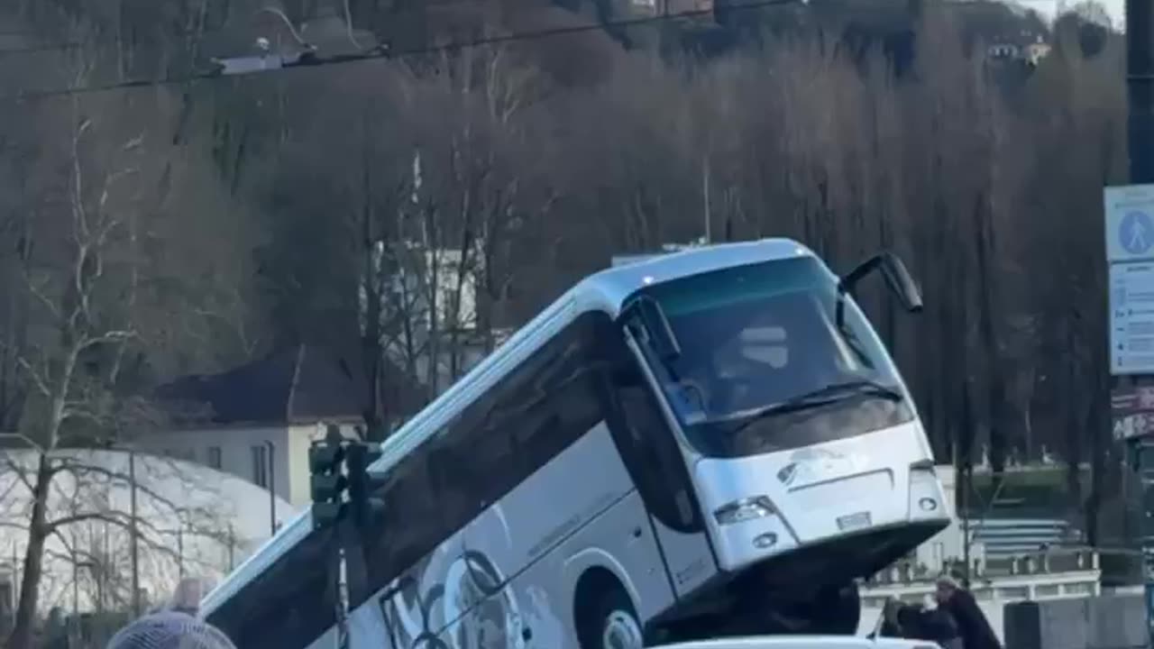 Un pullman finisce nel Po per l'ennesimo malore improvviso dell'autista.