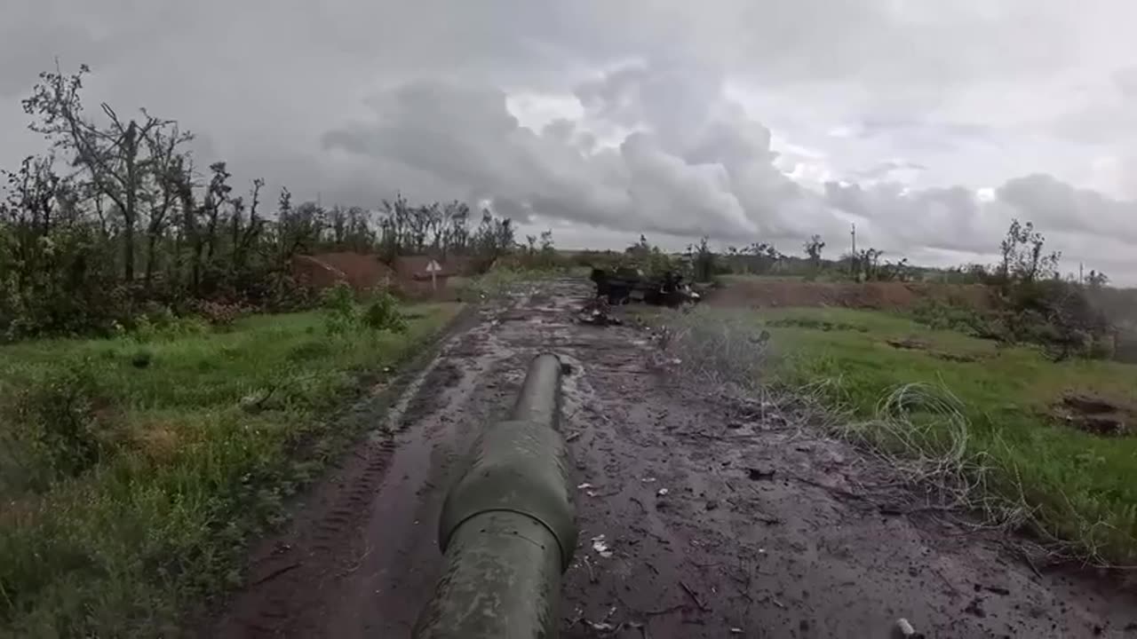 Russian Drone Misses Ukrainian Leopard Tank By a Meter