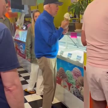 Joe Biden shfaqet në publik