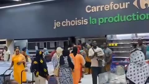 imigrantes musulmanes roban tienda en francia