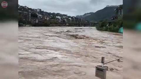 Mega dam collapses, half of China under water! Bridge destroyed as river burst across cities