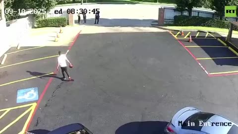 Texas: Severed head of motel manager rolls across parking lot, before killer picks it up.