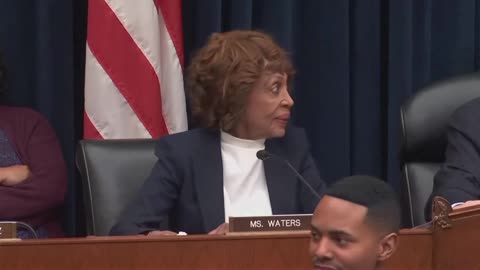 🚨 Dân biểu Maxine Waters bảo Bộ trưởng Scott Bessent "IM MIỆNG" và ông ta PHẢN CÔNG lại...