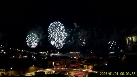 250101A___Madeira_NS-404,_New_Year_2025_fireworks_in_Funchal,_view_from_street. 2025A (1080p)