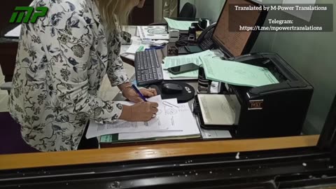 La docteure Liliana Zelada remet l'acte notarié au collège des médecins.