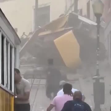 Trami del nga shinat dhe rrëzohet, tre persona humbin jetë, 9 të tjerë në gjendje të rëndë