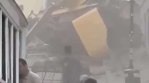 Trami del nga shinat dhe rrëzohet, tre persona humbin jetë, 9 të tjerë në gjendje të rëndë