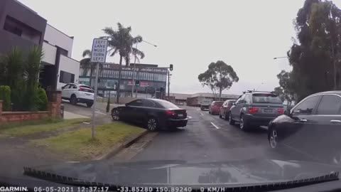 Road Rager Exits His Car For a Fight!