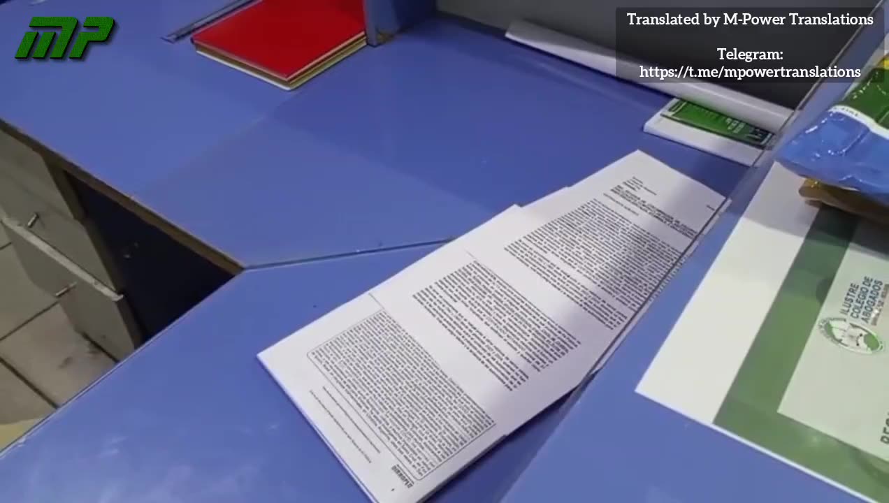 La doctora Liliana Zelada entrega el acta notarial ante el colegio de abogados