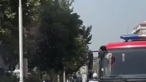 Shkëndija mbi kokën e kalimtarëve! Kablli elektrik bën masë në rrugën Transballkanike