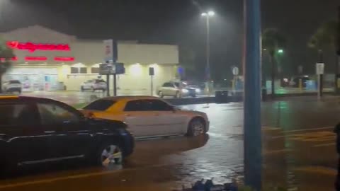 Video: Several vehicles stranded as flash flooding hits Treasure Island, Florida,