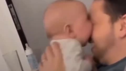 “This Baby Can’t Stop Laughing at Her Dad 🤣🎤”