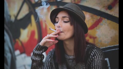 Girl Smoking 🚬 🚭