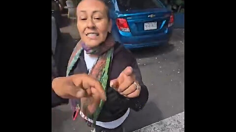‘Lady paso peatonal’ agrede a policías en CDMX por multa