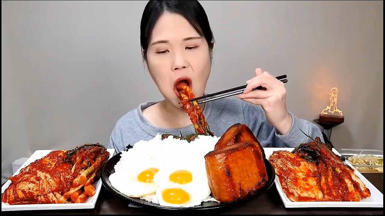 Spicy cabbage, chive kimchi