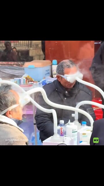 Un procedimiento inusual en China para "relajar los ojos"