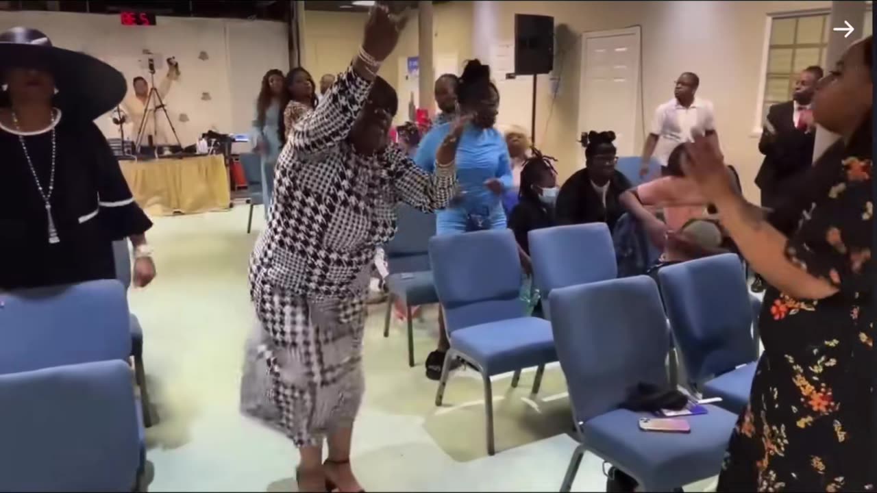 Sweep through the room sis!! #praisebreak 💃🏽💃🏽