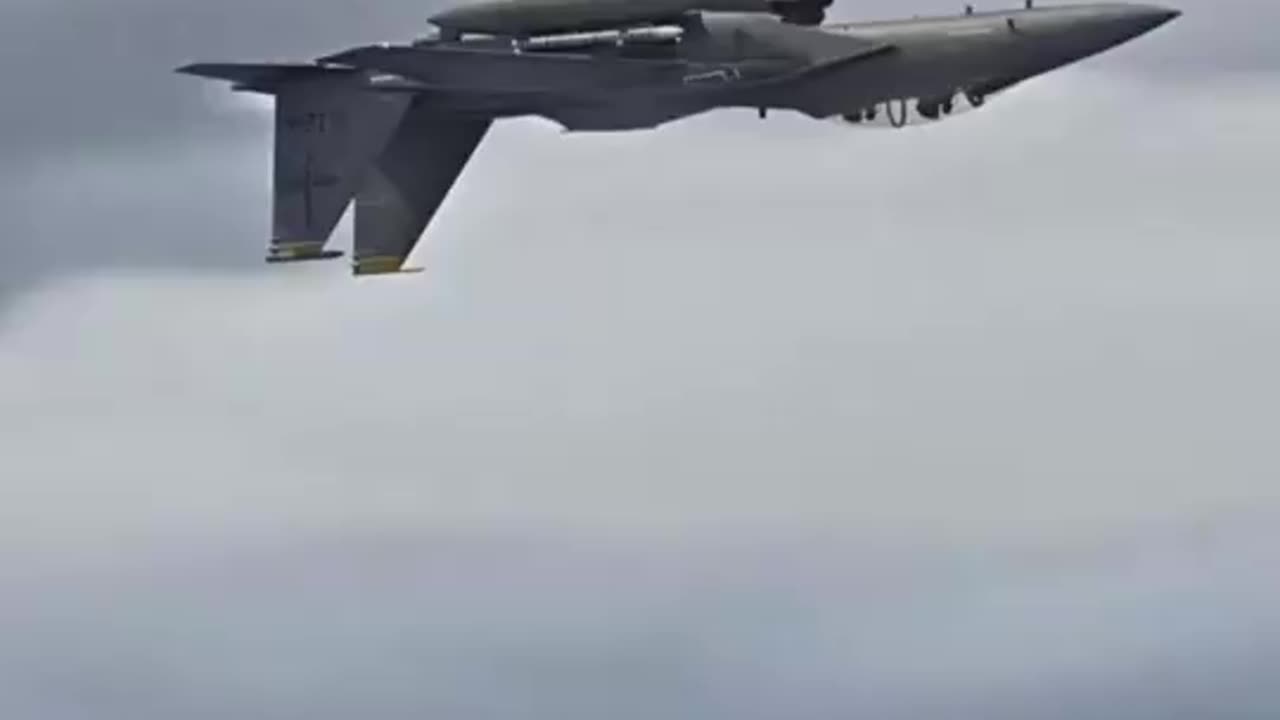 Military Aircraft Dribbling in the Sky ✈️ | Futuristic Fighter Jet Display